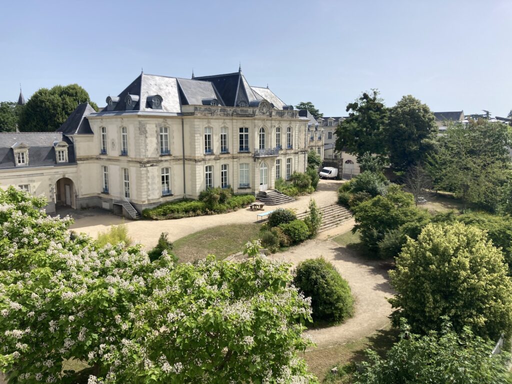Le lycée Ambroise Paré ou l’art de gouverner un lieu qui a quatre siècles 3 Ancien évêché de Laval intégré au lycée Ambroise Paré, aujourd’hui siège du Centre de documentation et d’information, vu depuis les jardins.