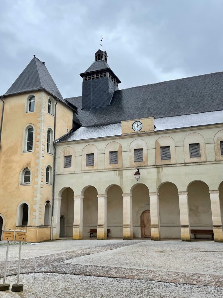 Le lycée Ambroise Paré ou l’art de gouverner un lieu qui a quatre siècles 2 La Chapelle du Lycée Ambroise Paré sous la Neige