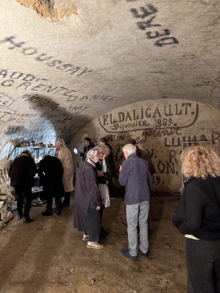 La Crypte du Lycée Ambroise Paré 5 Visiteurs découvrant la crypte de la chapelle Sainte-Hélène lors d’une visite encadrée au lycée Ambroise Paré.