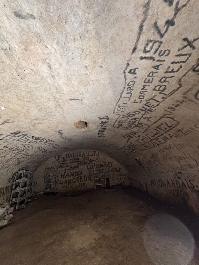 La Crypte du Lycée Ambroise Paré 2 Graffitis anciens et noms d’élèves inscrits sur la voûte de la crypte, dont Leroyer 1889.