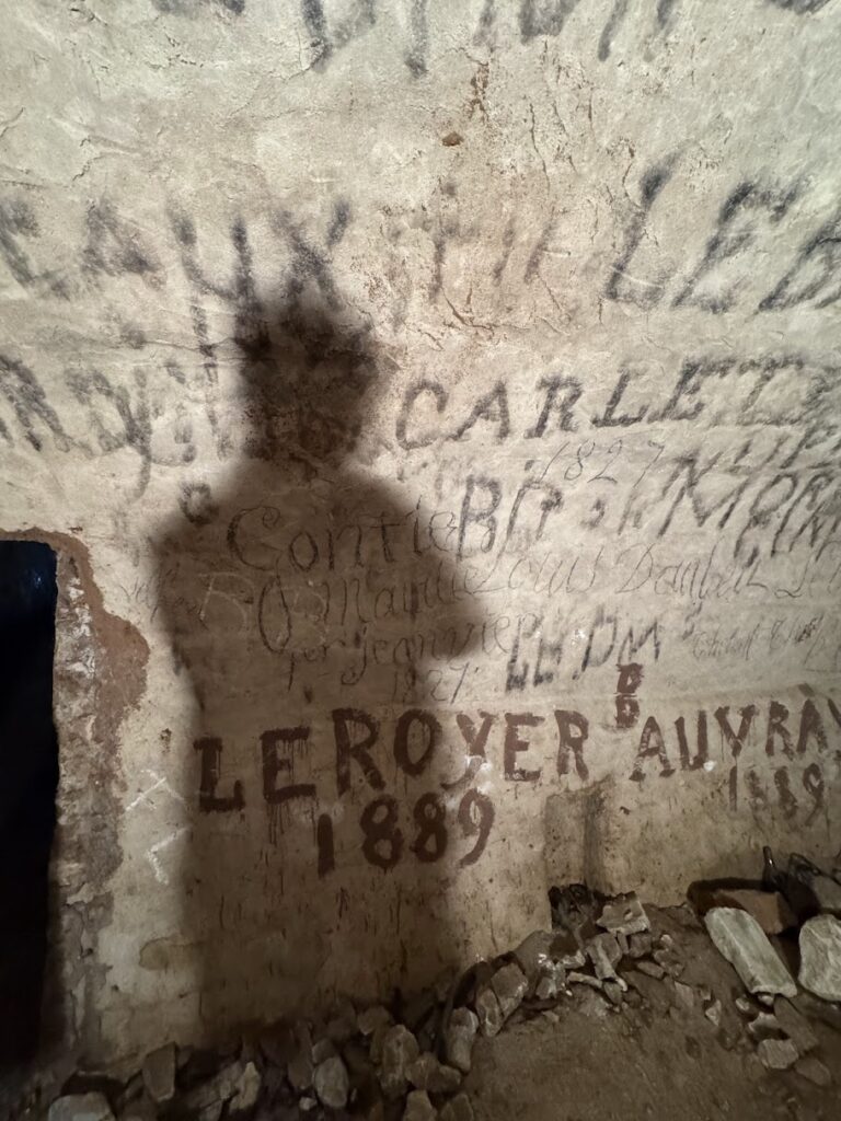La Crypte du Lycée Ambroise Paré 3 Inscription Leroyer 1889 peinte sur le mur de la crypte du lycée Ambroise Paré.